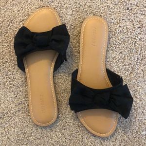 Black bow slides